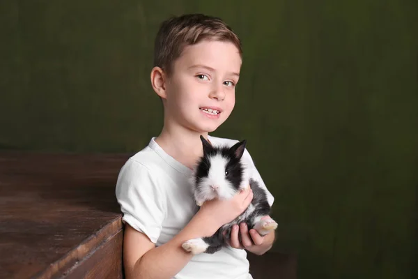 Komik Tavşan, kapalı ile sevimli çocuk — Stok fotoğraf