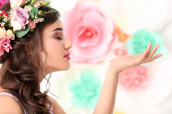 Mooie jonge vrouw met bloemen parfum op kleur achtergrond — Stockfoto