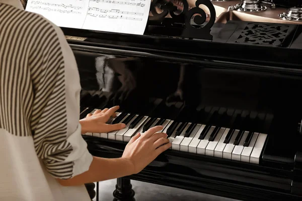 Begåvade kvinna som spelar piano inomhus — Stockfoto