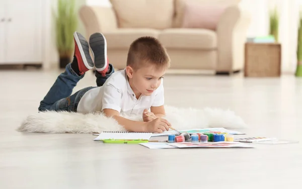 Foto bonito da pintura do menino na folha de papel, dentro de casa — Fotografia de Stock