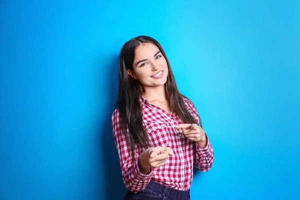 Mooie glimlachende vrouw op kleur achtergrond — Stockfoto