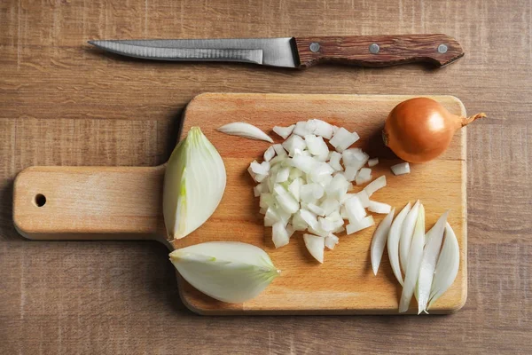 Ahşap masa üzerinde farklı soğan ile kompozisyon
