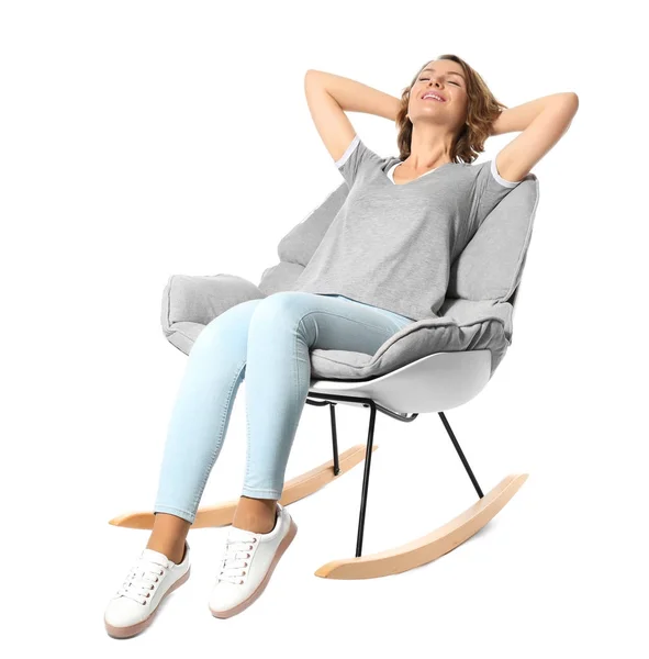 Heureuse jeune femme relaxante dans un fauteuil sur fond blanc — Photo