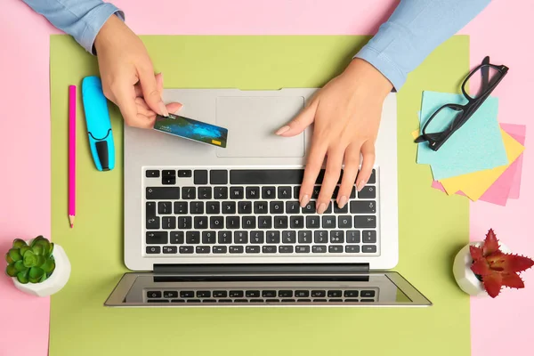 Mujer con tarjeta de crédito utilizando el ordenador portátil — Foto de Stock