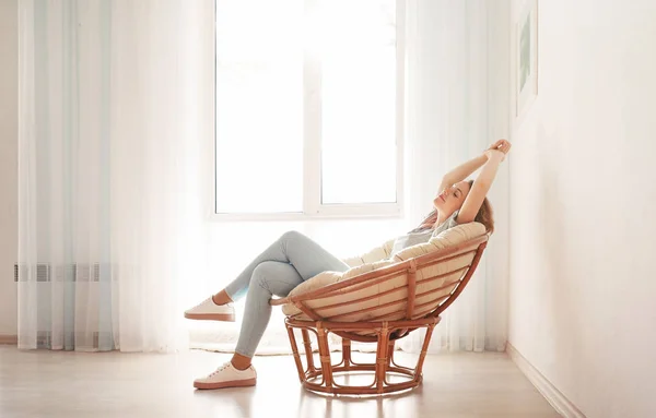 Glückliche junge Frau entspannt sich zu Hause — Stockfoto