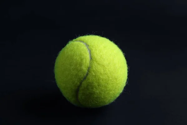 Теннисный мяч на черном фоне — стоковое фото