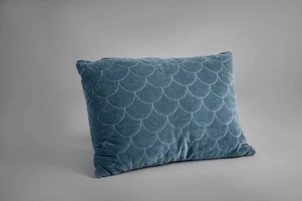 Мягкая подушка на светлом фоне — стоковое фото