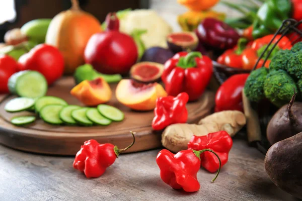 さまざまな果物、テーブルの上の野菜のコンポジション — ストック写真