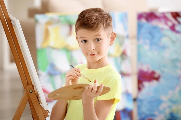 Menino pintando em casa — Fotografia de Stock