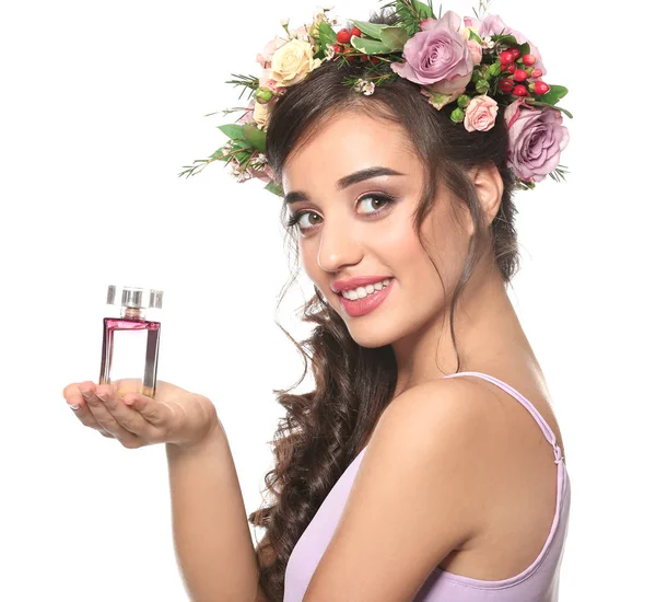 Όμορφη νεαρή γυναίκα με μπουκάλι floral άρωμα σε λευκό φόντο — Φωτογραφία Αρχείου