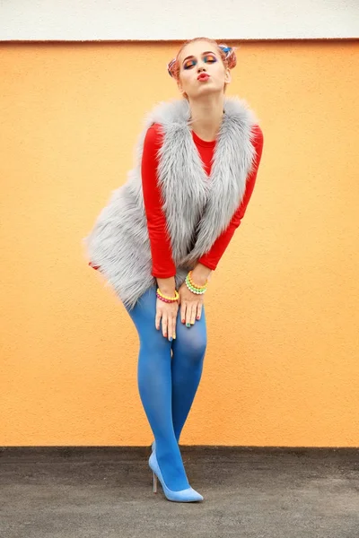 Gökkuşağı renkleri trendy bir görünüm için. Renk duvar, açık havada yakınındaki şık kadın