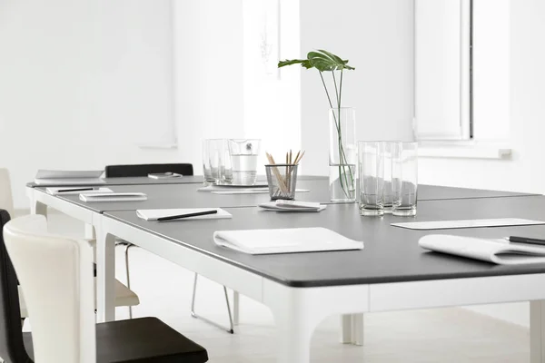 Moderna kontor interiör med stort bord och stolar — Stockfoto