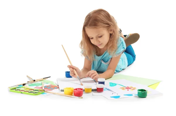 Маленькая девочка рисует на белом фоне — стоковое фото