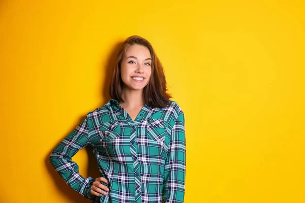 Beautiful smiling woman on color background — Stock Photo, Image