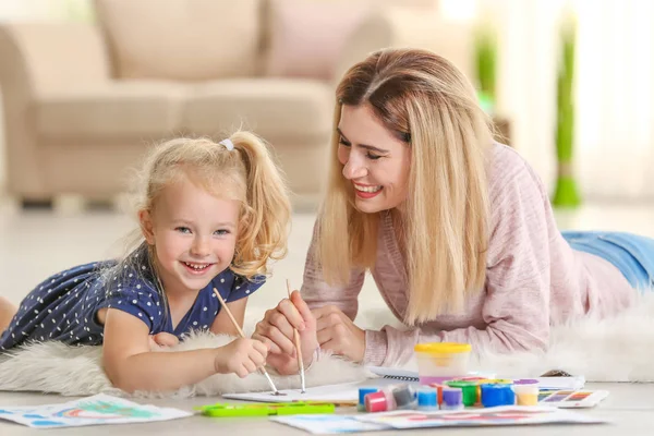 Mor med söt flicka målning bild på papper, inomhus — Stockfoto