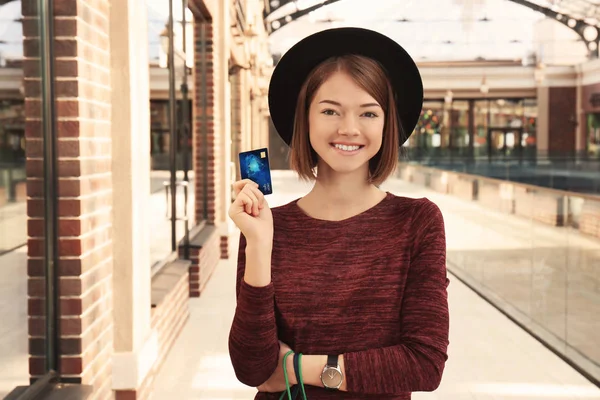 Hermosa mujer con compras con tarjeta de crédito en el centro comercial strip — Foto de Stock