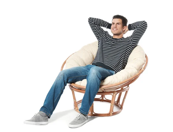 Glücklicher junger Mann entspannt auf Lounge vor weißem Hintergrund — Stockfoto