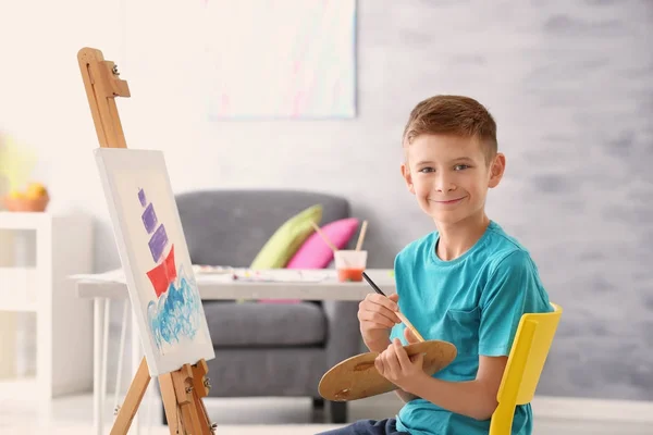 Pequeño niño pintando en casa —  Fotos de Stock