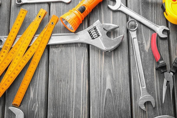 Ensemble d'outils sur fond en bois. Concept de fête des pères — Photo