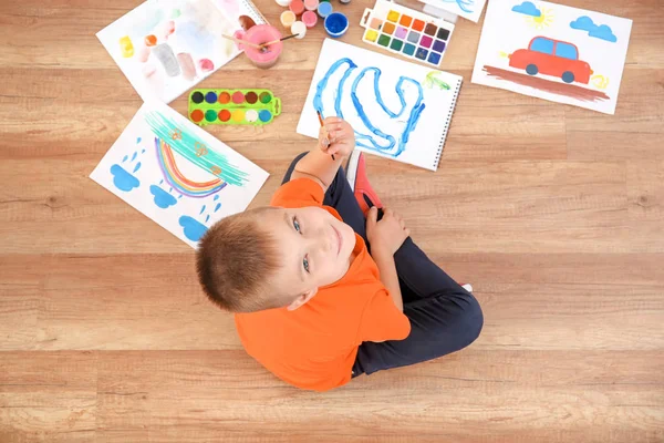 Sevimli çocuk boyama resmi kağıt, kapalı üzerine