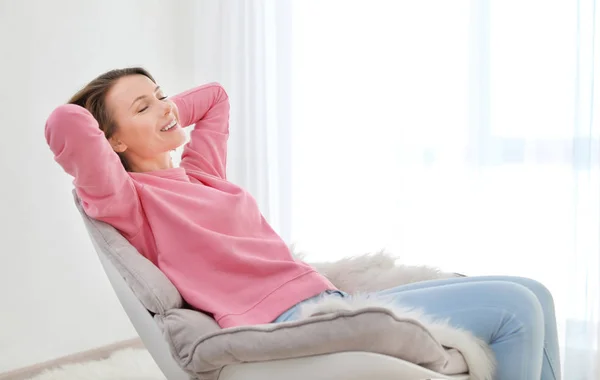 Šťastná mladá žena odpočinek doma — Stock fotografie