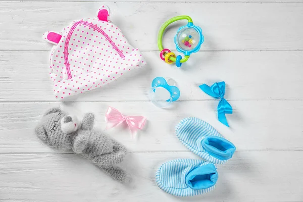 Geschenke für Baby-Dusche auf hellem Hintergrund — Stockfoto