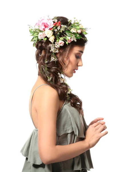 Hermosa joven con corona de flores sobre fondo blanco — Foto de Stock