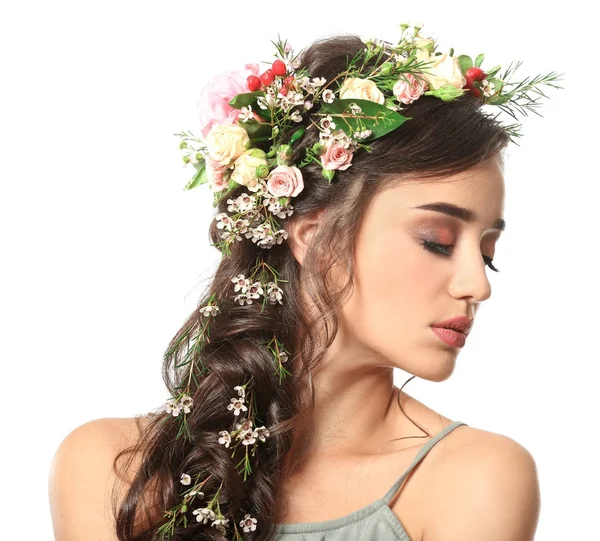 Hermosa joven con corona de flores sobre fondo blanco — Foto de Stock