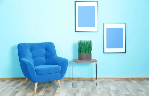 Fotel na tle niebieski ścienne, nowoczesne wnętrza — Zdjęcie stockowe