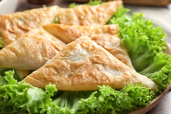 Deska s chutné samosas, closeup — Stock fotografie