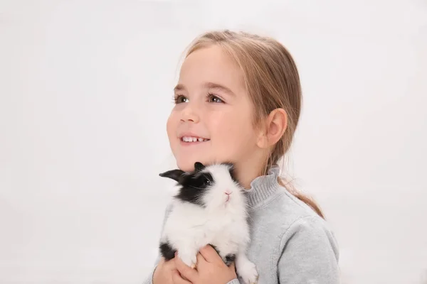 Söt tjej med rolig kanin, inomhus — Stockfoto