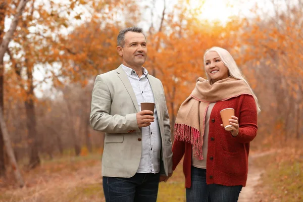 Älteres Paar spaziert an Herbsttag in Park — Stockfoto