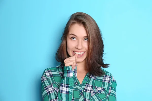 Hermosa mujer emocional sobre fondo de color —  Fotos de Stock