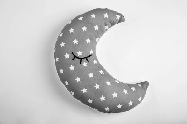 Almohada suave en forma de luna sobre fondo claro — Foto de Stock