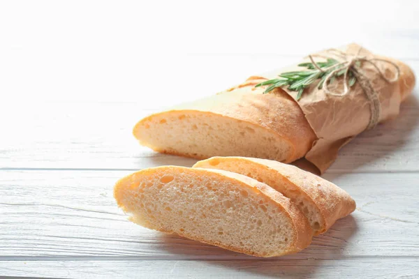 Lekker vers brood met kruiden op houten achtergrond — Stockfoto