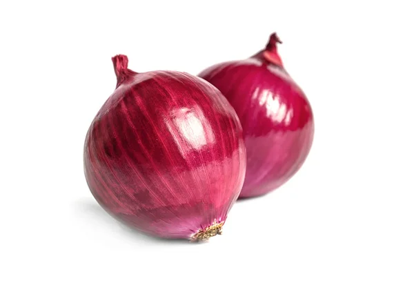 Cebolla roja fresca cruda sobre fondo blanco —  Fotos de Stock