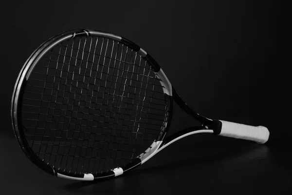 Rakieta tenisowa na ciemny szary tło — Zdjęcie stockowe
