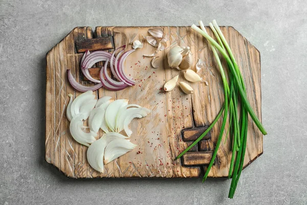 Cebolla fresca cortada sobre tabla de madera — Foto de Stock