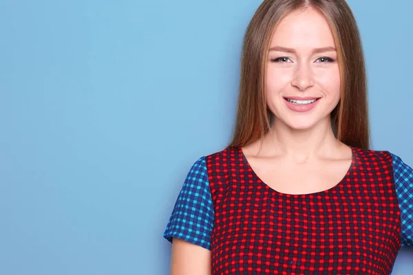 Vackra unga leende kvinna på färgbakgrund — Stockfoto