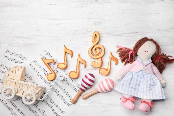 Schöne Komposition mit Notenblättern auf Holzgrund. Konzept für Babylieder — Stockfoto