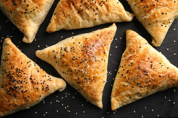 Samosa siyah arka plan üzerine pişmiş Delicious