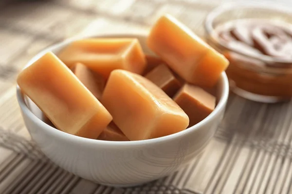 Köstliche Karamellbonbons in Schüssel auf dem Tisch — Stockfoto