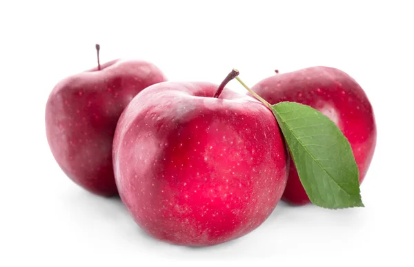Beyaz arkaplanda kırmızı olgun elmalar — Stok fotoğraf