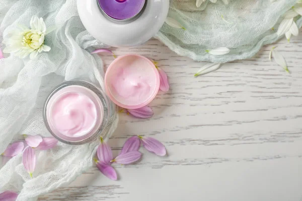 Mooie compositie met pot van lichaam crème op houten tafel — Stockfoto