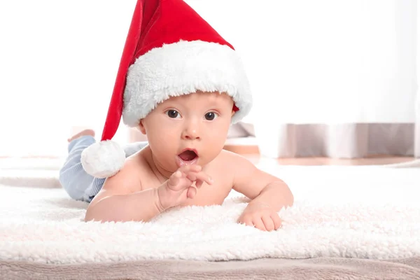 Bebê bonito em chapéu de Santa no fundo claro — Fotografia de Stock