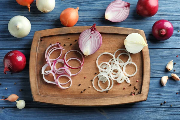 Komposition mit verschiedenen Zwiebeln auf Holztisch — Stockfoto