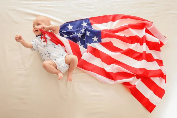 Lindo chico con bandera americana sobre fondo de tela — Foto de Stock