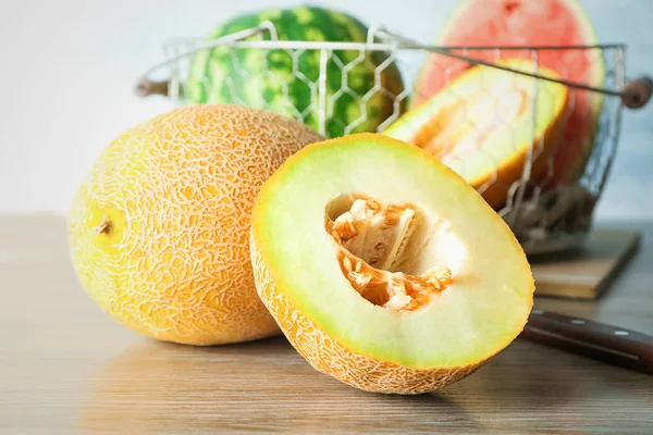 Lekker vers meloenen op houten tafel — Stockfoto