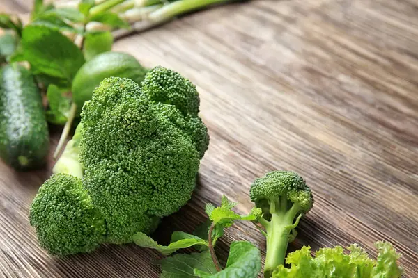 Brokoli hijau pada latar belakang kayu — Stok Foto