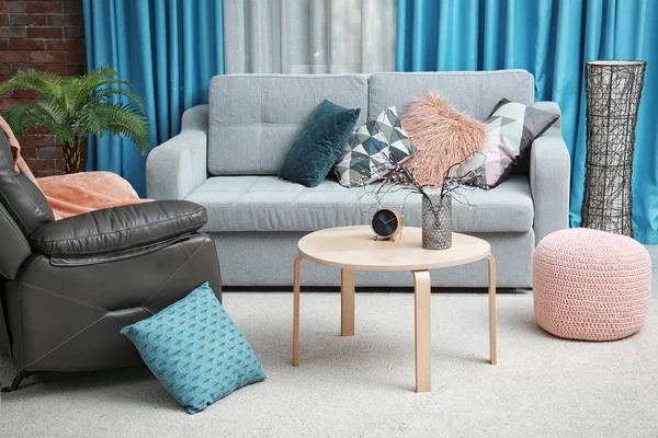 Salón interior con sofá gris y sillón de cuero —  Fotos de Stock